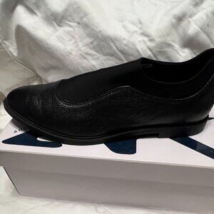BRAND NEW, NEVER WORN CALVIN KLEIN- DAMURA LEATHER LOAFERS